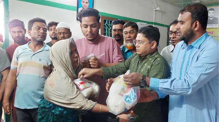 সিঙ্গা বাজারে সেখ ফাউন্ডেশনের  উদ্যোগে ঈদ উপহার বিতরণ